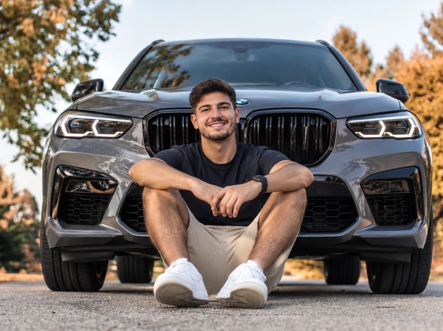 Cliente sorrindo sentado em frente ao seu carro, pronto para vender com a Turn